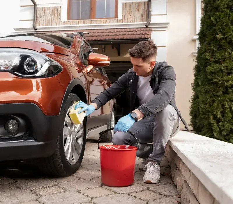 Lavage auto à domicile Le Bousquet-d'Orb : professionnel intervenant sur un véhicule